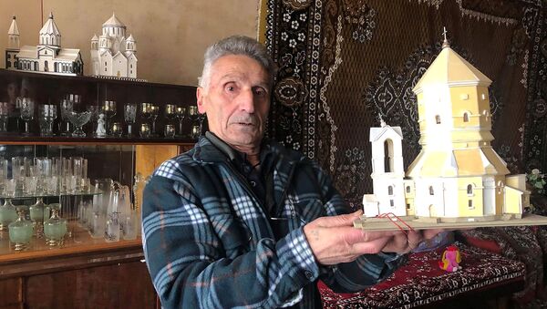 Мастер Оник Хачатрян с макетом церкви - Sputnik Армения