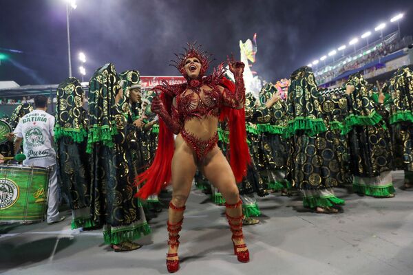 Королева барабанов Вивиана Араужо из школы самбы Манча Верде выступает в первую ночь карнавального парада (22 февраля 2020). Сан-Паулу, Бразилия - Sputnik Армения