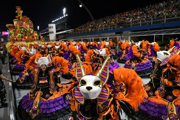 Ревеллеры школы Драго да Реал Самба выступают во время первой ночи карнавала (22 февраля 2020). Сан-Паулу, Бразилия - Sputnik Армения
