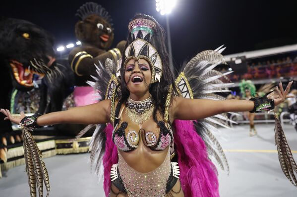 Танцовщица из школы Barroca Zona Sul samba выступает во время карнавального парада (22 февраля 2020). Сан-Паулу, Бразилия - Sputnik Армения