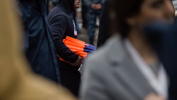 Сторонники Сержа Саргсяна перед началом заседания суда по дизельному делу (25 февраля 2020). Еревaн - Sputnik Армения