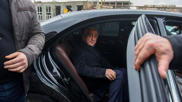 Третий президент Серж Саргсян покидает здание суда по окончанию заседания по дизельному делу (25 февраля 2020). Еревaн - Sputnik Արմենիա
