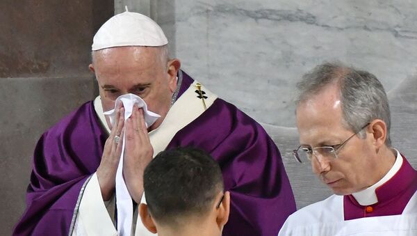 Папа Франциск сморкается, возглавляя мессу в церкви Санта-Сабина (26 февраля 2020). Рим - Sputnik Армения