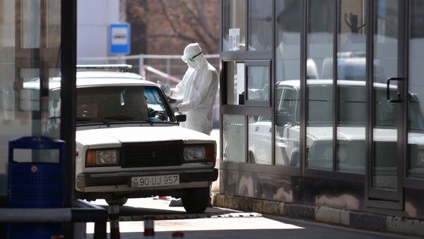 Проверка водителя тепловизором на наличие температуры на пограничном пункте Грузии и Азербайджана - Sputnik Արմենիա