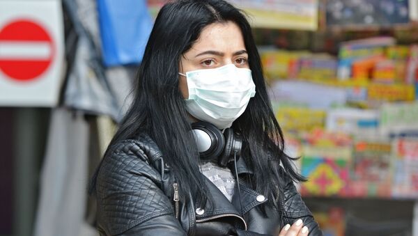Женщина на улице в медицинской маске в связи с угрозой коронавируса в Грузии - Sputnik Армения