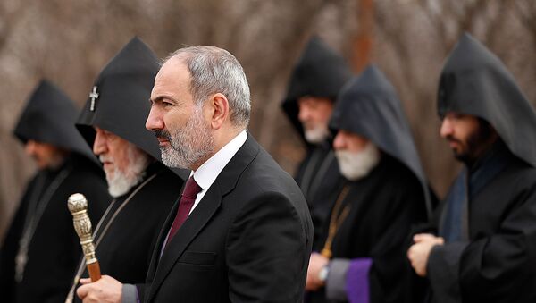 Премьер-министр Никол Пашинян и католикос Гарегин II в Цицернакаберде на церемонии почитания памяти жертв в Сумгаите (28 февраля 2020). Еревaн - Sputnik Армения
