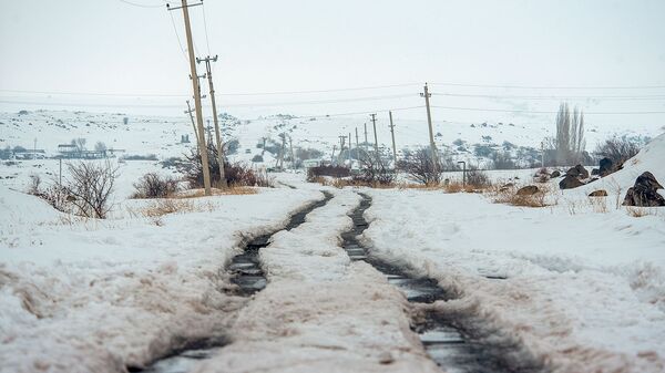 Заснеженная проселочная дорога - Sputnik Армения