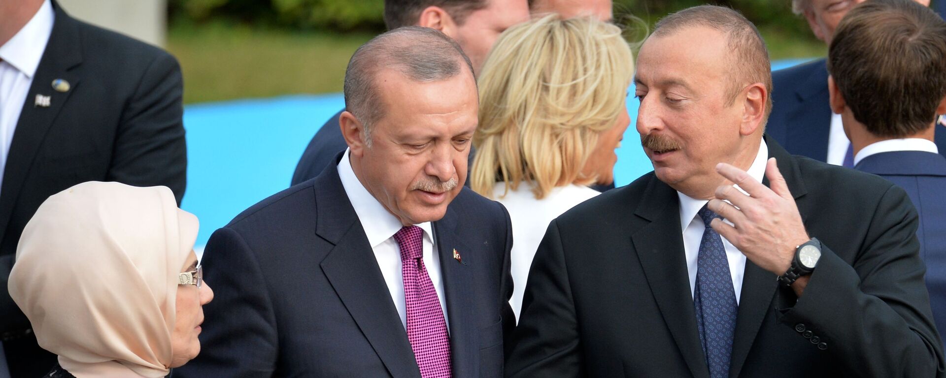Президент Турции Реджеп Тайип Эрдоган и президент Азербайджана Ильхам Алиев (справа) на саммите НАТО в Брюсселе (11 июля 2018). - Sputnik Արմենիա, 1920, 13.12.2020