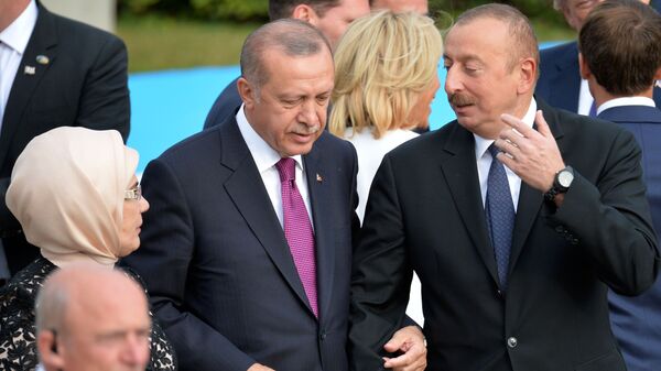 Президент Турции Реджеп Тайип Эрдоган и президент Азербайджана Ильхам Алиев (справа) на саммите НАТО в Брюсселе (11 июля 2018). - Sputnik Արմենիա