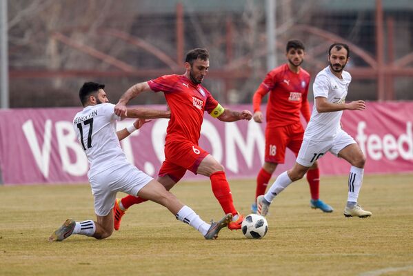 «Փյունիկի» կիսապաշտպան Կառլեն Մկրտչյանը շրջանցում է «Գանձասար–Կապանի» հարձակվող Գրիգոր Աղեկյանին «Փյունիկի» կիսապաշտպան Կառլեն Մկրտչյանը շրջանցում է «Գանձասար–Կապանի» հարձակվող Գրիգոր Աղեկյանին - Sputnik Արմենիա