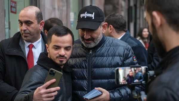  Премьер-министр Никол Пашинян раздает агитационные буклеты на проспекте Маштоца (29 февраля 2020). Еревaн - Sputnik Армения
