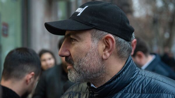  Премьер-министр Никол Пашинян раздает агитационные буклеты на проспекте Маштоца (29 февраля 2020). Еревaн - Sputnik Արմենիա