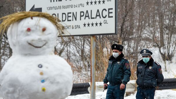 Полицейские на закрытом перекрестке, ведущим к отелю Golden Palace (1 марта 2020). Цахкадзор - Sputnik Армения