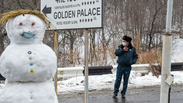 Полицейский на закрытом перекрестке, ведущим к отелю Golden Palace (1 марта 2020). Цахкадзор - Sputnik Армения