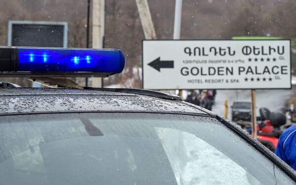 Полицейский автомобиль на закрытом перекрестке, ведущим к отелю Golden Palace (1 марта 2020). Цахкадзор Полицейский автомобиль на закрытом перекрестке, ведущим к отелю Golden Palace (1 марта 2020). Цахкадзор - Sputnik Армения