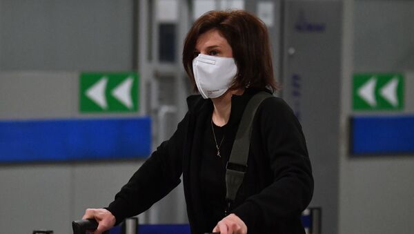 Пассажир в защитной маске в международном аэропорту Шереметьево - Sputnik Армения