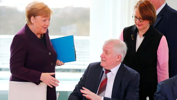 Министр внутренних дел Германии Хорст Зеехофер отказывается пожать руку канцлеру Германии Ангеле Меркель по гигиеническим соображениям перед миграционным саммитом (2 марта 2020). Берлин - Sputnik Արմենիա