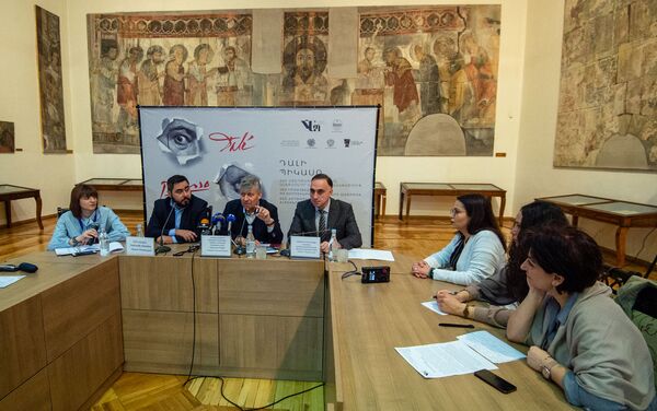 Пресс-конференция в Национальной галерее Армении, посвященная творчеству Сальвадора Дали и Пабло Пикассо (3 марта 2020). Еревaн - Sputnik Армения