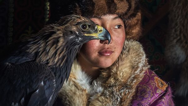 Снимок Young Eagle Hunter Lady мьянманского фотографа Kyaw Bo Bo Han, победивший в номинации National Awards (Мьянма)  конкурса 2020 Sony World Photography Awards - Sputnik Արմենիա
