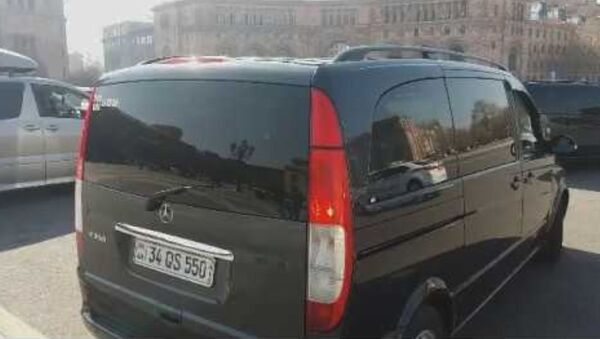 С площади Республики в Ереване принудительно эвакуируют автомобили - Sputnik Армения