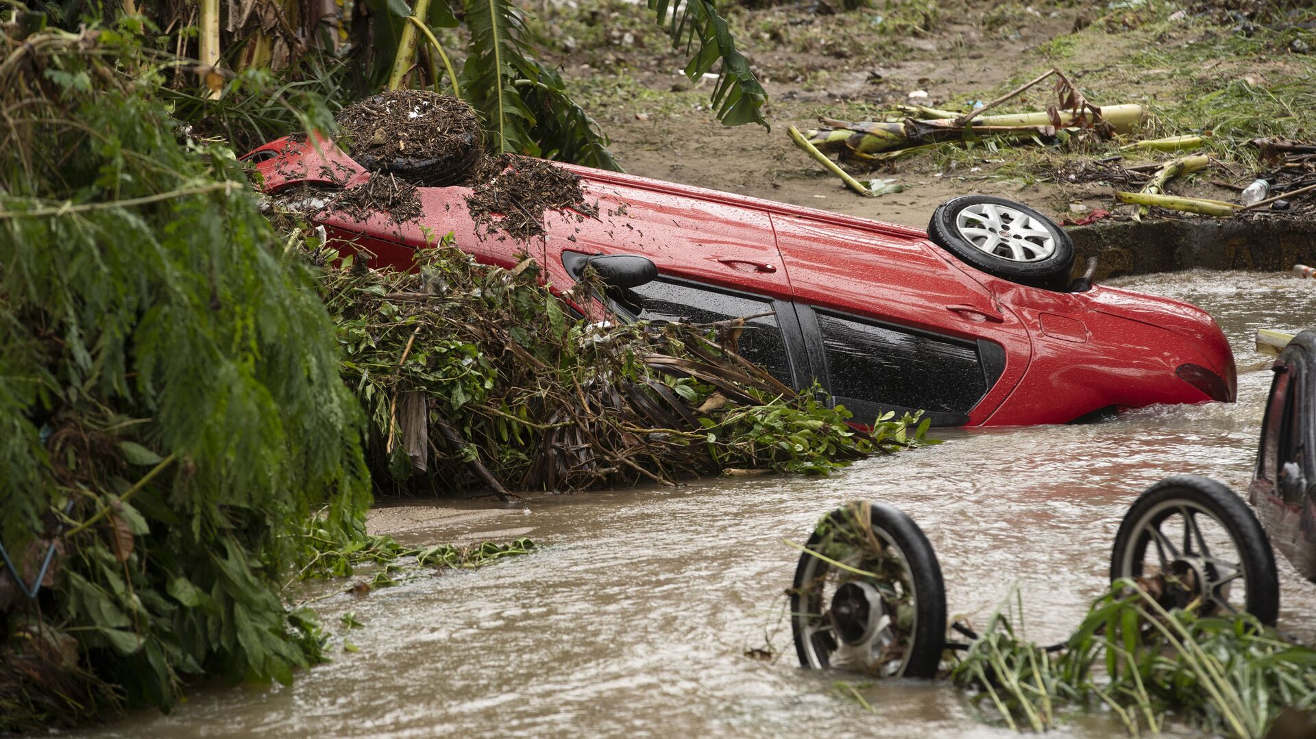 Машины, пострадавшие от наводнения и оползней, вызванных проливными дождями в Рио-де-Жанейро, Бразилия - Sputnik Армения, 1920, 16.02.2022