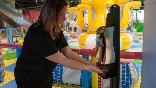 Диспенсер с дезинфицирующим средством в фуд корте ТЦ Mega Mall - Sputnik Армения