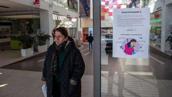 Плакат с предупреждением и симптомами коронавируса у входа в ТЦ Yerevan Mall - Sputnik Армения
