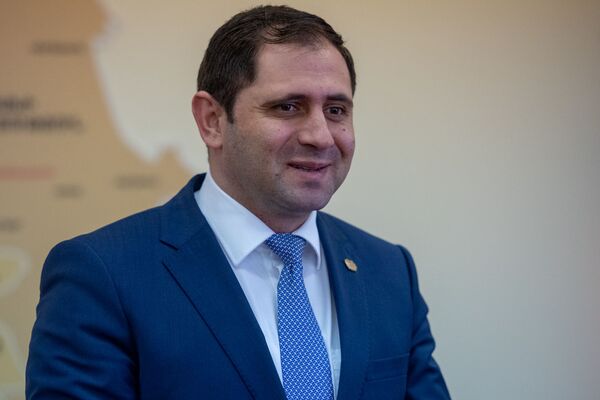 Министр Сурен Папикян на церемонии вручения сертификатов для приобретения недвижимости беженцам из Азербайджанской ССР (4 марта 2020). Еревaн Министр Сурен Папикян на церемонии вручения сертификатов для приобретения недвижимости беженцам из Азербайджанской ССР (4 марта 2020). Еревaн - Sputnik Армения