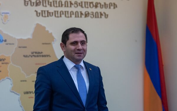 Министр Сурен Папикян на церемонии вручения сертификатов для приобретения недвижимости беженцам из Азербайджанской ССР (4 марта 2020). Еревaн Министр Сурен Папикян на церемонии вручения сертификатов для приобретения недвижимости беженцам из Азербайджанской ССР (4 марта 2020). Еревaн - Sputnik Армения