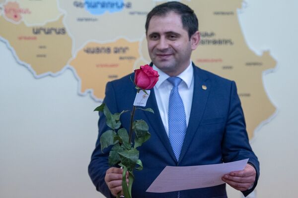 Министр Сурен Папикян на церемонии вручения сертификатов для приобретения недвижимости беженцам из Азербайджанской ССР (4 марта 2020). Еревaн - Sputnik Армения