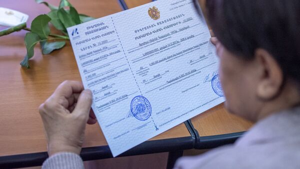 Церемония вручения сертификатов для приобретения недвижимости беженцам из Азербайджанской ССР (4 марта 2020). Еревaн - Sputnik Արմենիա
