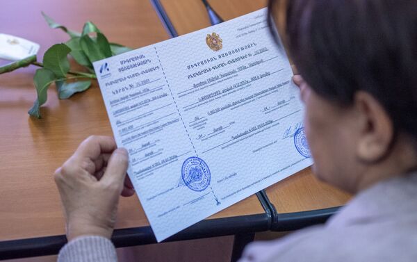 Церемония вручения сертификатов для приобретения недвижимости беженцам из Азербайджанской ССР (4 марта 2020). Еревaн Церемония вручения сертификатов для приобретения недвижимости беженцам из Азербайджанской ССР (4 марта 2020). Еревaн - Sputnik Армения