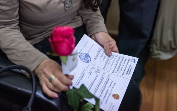 Церемония вручения сертификатов для приобретения недвижимости беженцам из Азербайджанской ССР (4 марта 2020). Еревaн - Sputnik Армения