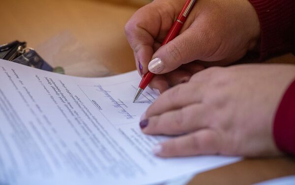 Церемония вручения сертификатов для приобретения недвижимости беженцам из Азербайджанской ССР (4 марта 2020). Еревaн Церемония вручения сертификатов для приобретения недвижимости беженцам из Азербайджанской ССР (4 марта 2020). Еревaн - Sputnik Армения