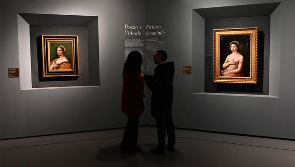 Посетители у картин мастера эпохи Возрождения Рафаэля, представленные на выставке Рафаэльо в галерее Scuderie del Quirinale (4 марта 2020). Рим - Sputnik Армения