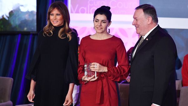 Лауреат премии International Women of Courage (IWOC) Люси Кочарян с госсекретарем США Майком Помпео и первой леди Меланией Трамп в Государственном департаменте (4 марта 2020). Вашингтон - Sputnik Армения