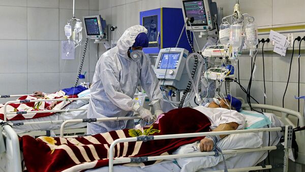 Врач у постели пациента, зараженного коронавирусом (1 марта 2020). Тегеран - Sputnik Արմենիա