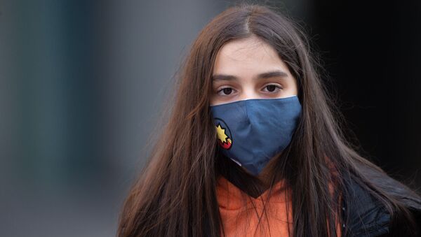 Девушка в защитной маске на улице Еревaна (5 марта 2020). - Sputnik Армения
