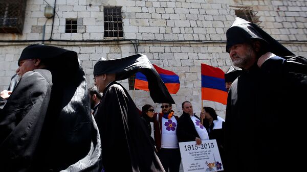 Армянские священники проходят мимо членов общины с армянскими флагами - Sputnik Արմենիա