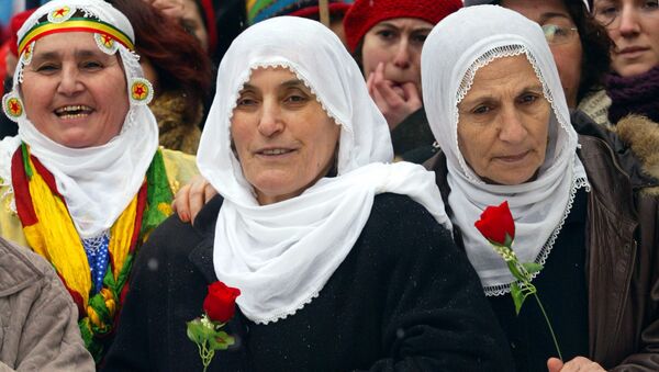 Турецкие курдские женщины с цветами во время демонстрации в Стамбуле в Международный женский день - Sputnik Армения