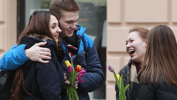 Девушки с тюльпанами в Международный женский день в Варшаве, Польша - Sputnik Արմենիա