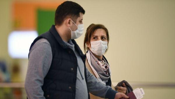 Пассажиры в защитных масках в аэропорту Шереметьево - Sputnik Армения