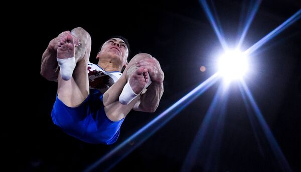 Никита Нагорный выполняет опорный прыжок в личном многоборье среди мужчин на чемпионате мира по спортивной гимнастике в Штутгарте - Sputnik Армения