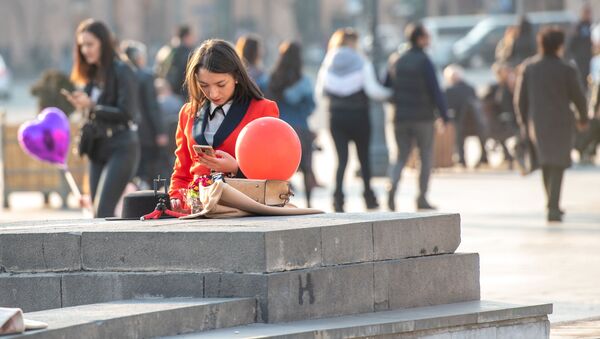 Девушка с телефоном - Sputnik Армения