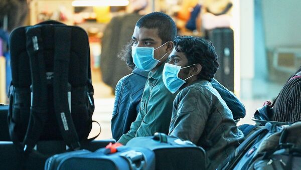 Пассажиры в защитных масках в аэропорту Тбилиси - Sputnik Армения