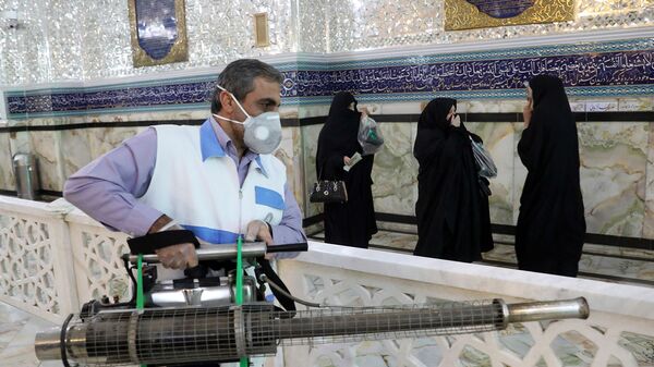 Мужчина дезинфицирует святыню шиитского Святого Имама Абдулазима, чтобы предотвратить распространение нового коронавируса в Шахр-э-Рее, к югу от Тегерана (7 марта 2020). Иран - Sputnik Армения