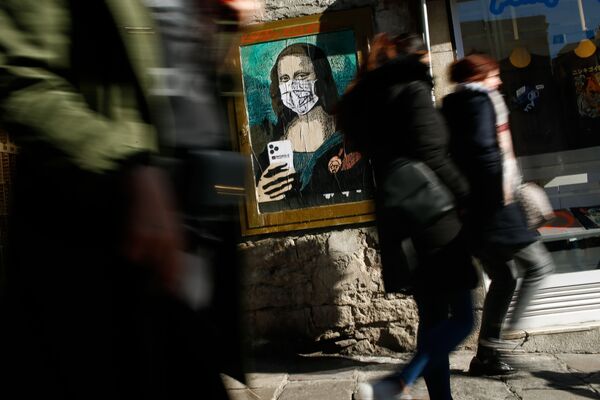 Լեոնարդո դա Վինչիի «Մոնա Լիզան» պաշտպանիչ դիմակով Բարսելոնայի փողոցում - Sputnik Արմենիա