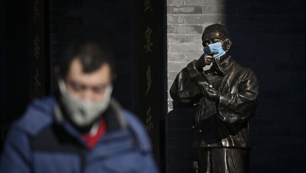 Статуя в маске в Пекине, Китай - Sputnik Արմենիա