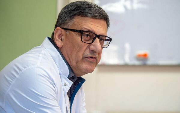 Ованнес Зограбян, заведующий детским отделением больницы Норк-Мараш, на пресс-конференции (9 марта 2020). Еревaн - Sputnik Армения