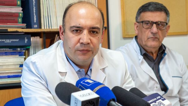 Микаел Адамян (слева), директор больницы Норк-Мараш, на пресс-конференции (9 марта 2020). Еревaн - Sputnik Армения